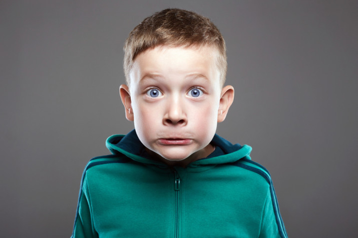 Faccia buffa bambino
